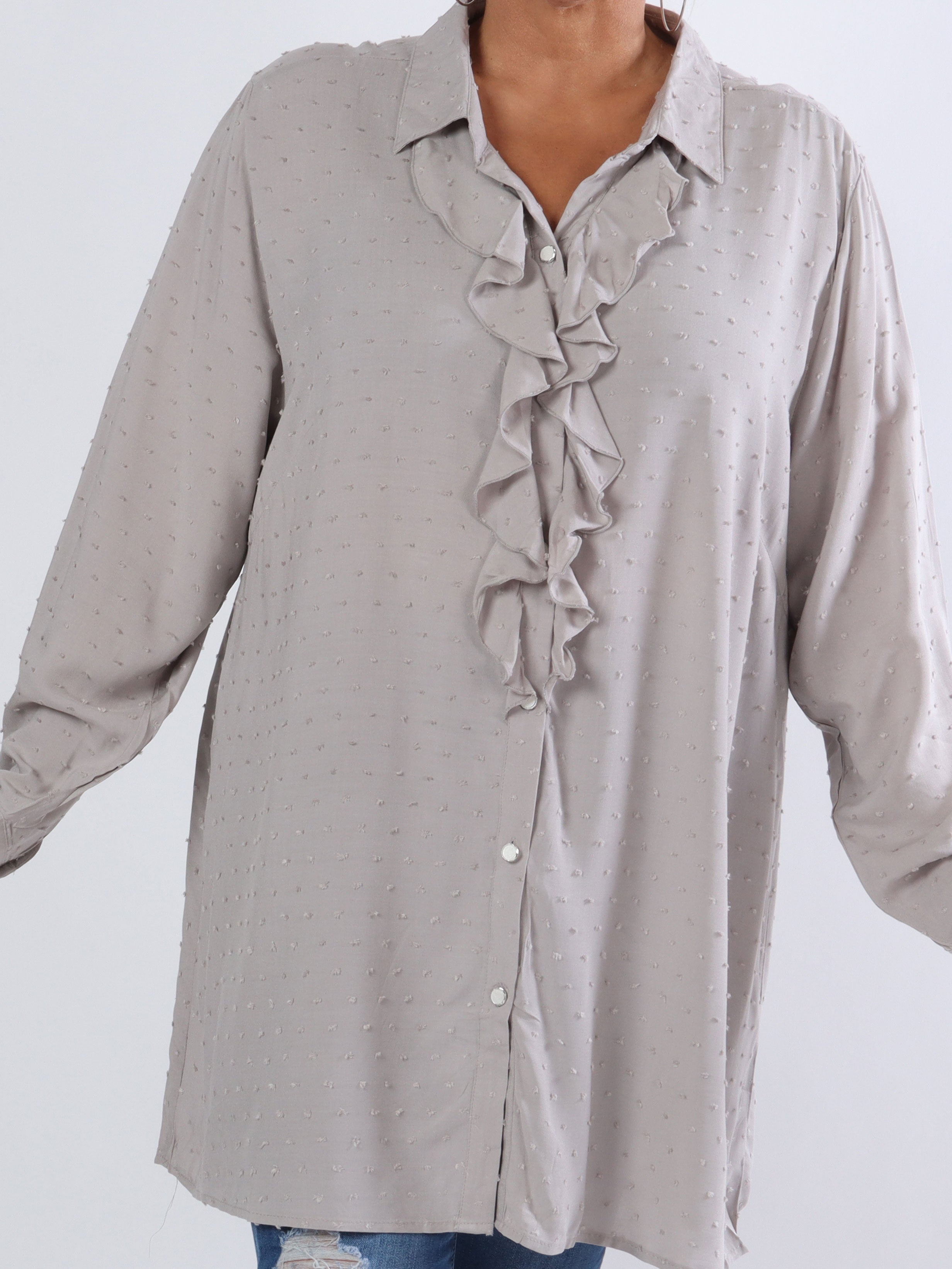 Zandra - Plus size skjorte med flæse og prikket detaljer